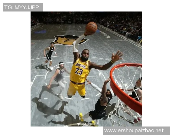 詹姆斯开启得分模式 碾压式上篮得手