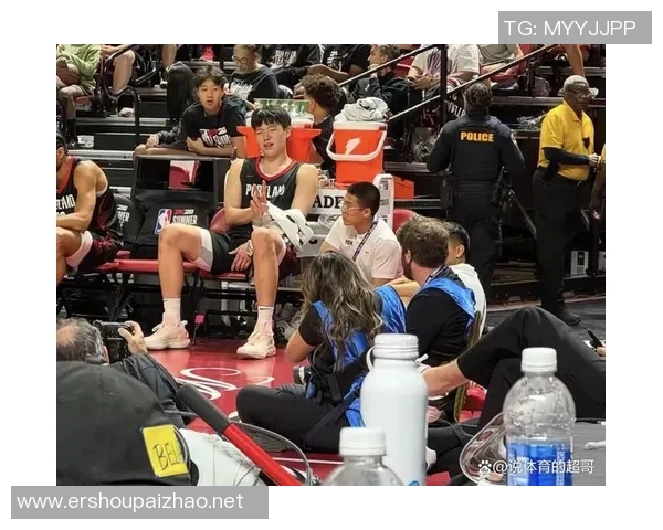 第8位登上NBA赛场的中国人来了大批中国球迷现场为杨瀚森助威 第8位登上NBA赛场的中国人来了大批中国球迷现场为杨瀚森助威