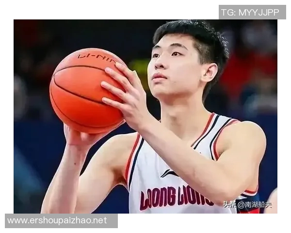 崔永熙为广东男篮助威,潮人眼镜格外吸眼球,球队找到锋线新答案! 崔永熙为广东男篮助威,潮人眼镜格外吸眼球,球队找到锋线新答案!